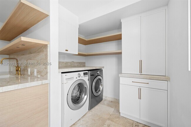 Building Photo - 2575 S Bayshore Dr