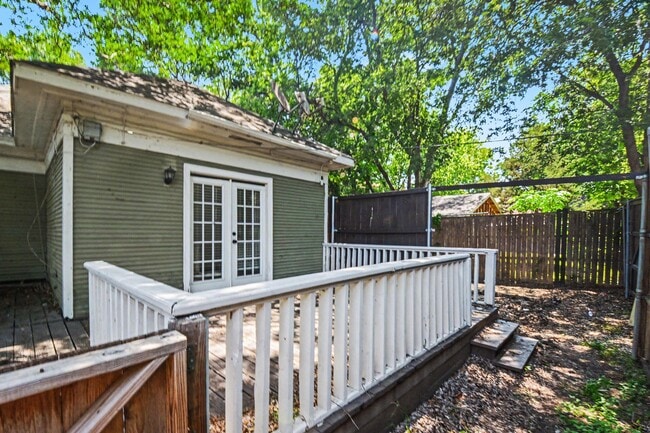 Building Photo - Bungalow- 915