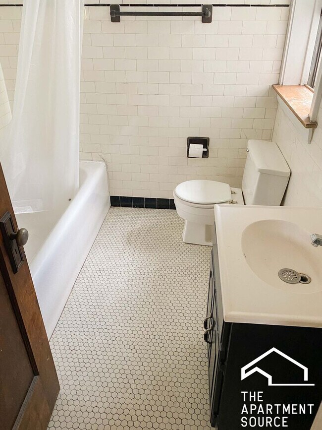 Building Photo - 2613 W Berwyn Ave