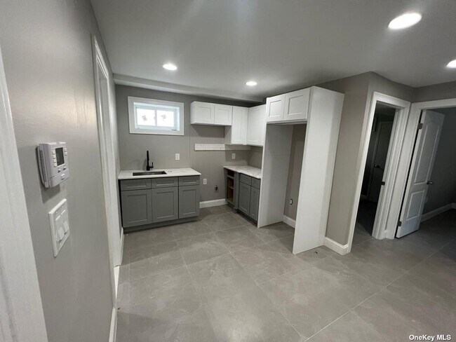 Building Photo - 14-34-34 Dunbar St