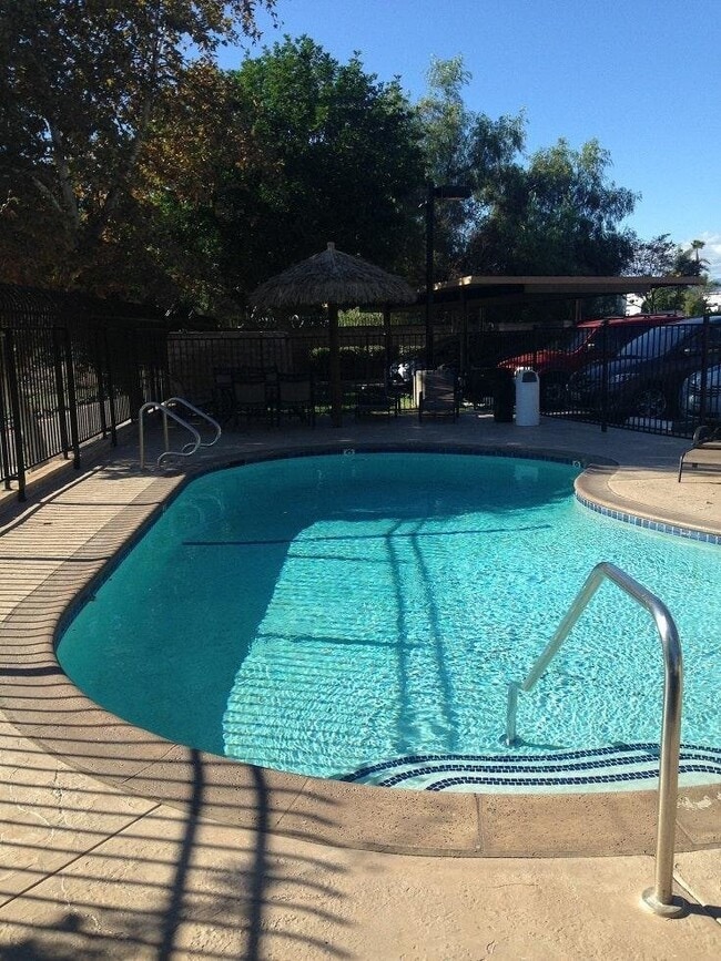 Building Photo - 1 bed, 1 bath River Ridge apartment on 2nd...