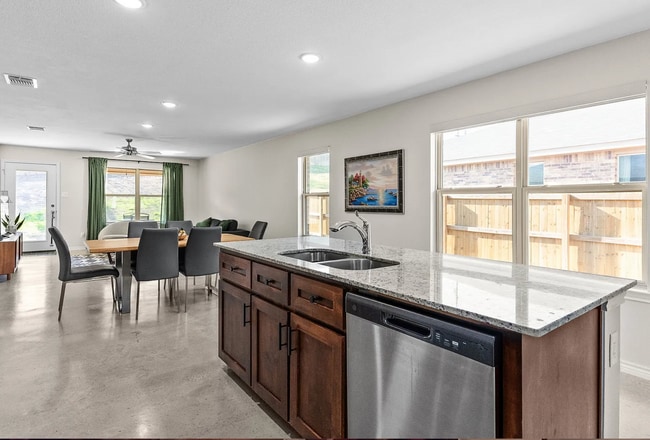 Building Photo - Must See!!! Stunning 4 Bed/2.5 Bath Home -...