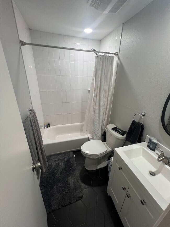 Building Photo - Pre Leasing for Fall 2026!! 4/3 in Medical District!