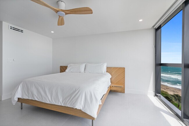 Building Photo - 10410 S Ocean Dr