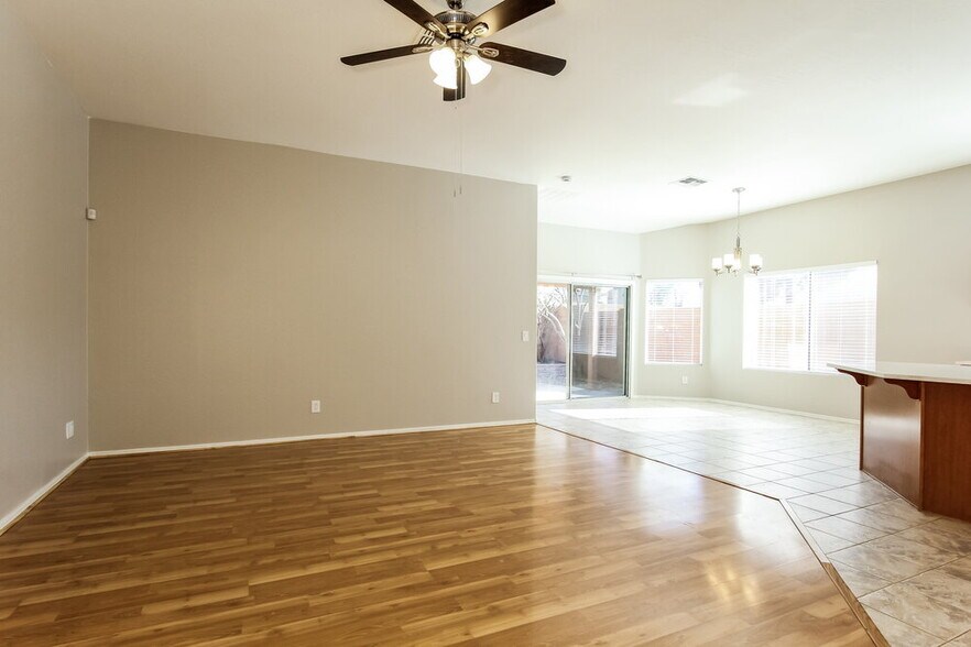 Building Photo - 2125 E Danbury Rd