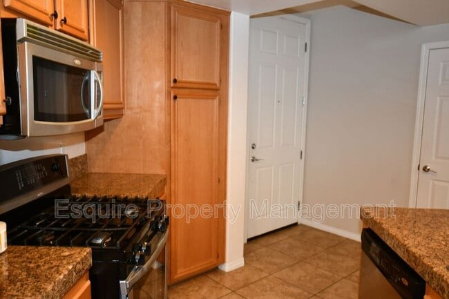 Building Photo - 243 Riverdale Ct
