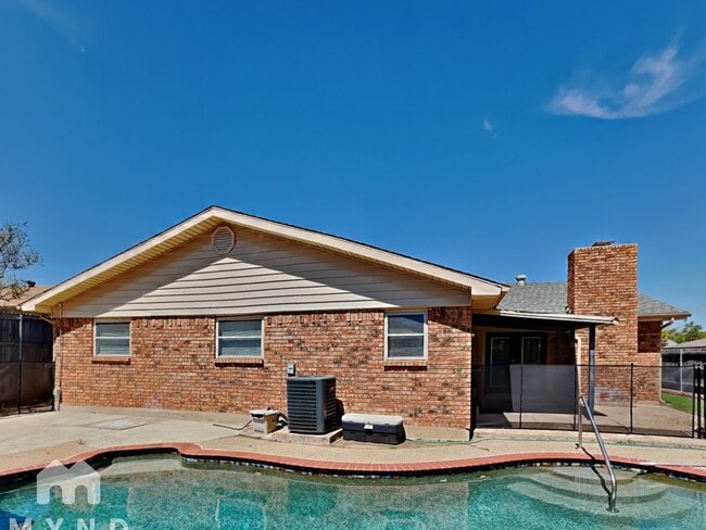 Building Photo - 3816 Walnut Dr