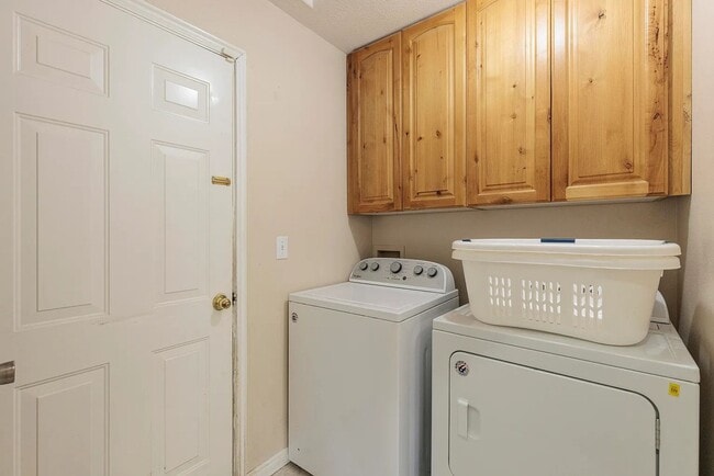 Building Photo - Stunning 4 Bedroom Home in St. George! Pet Friendly!