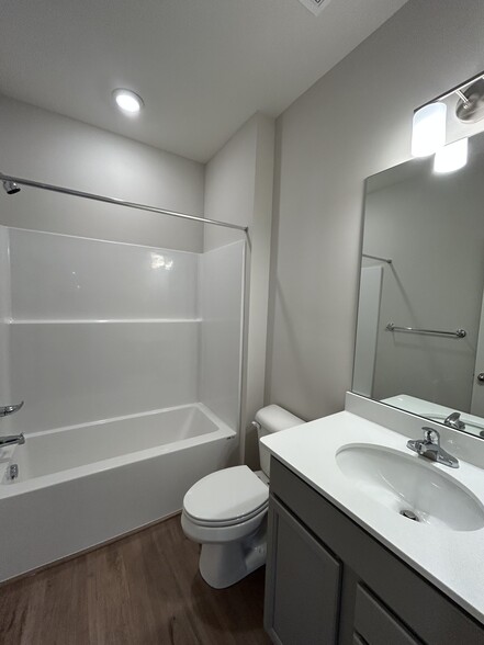 1st floor full bathroom - 107 Kirkstall Way