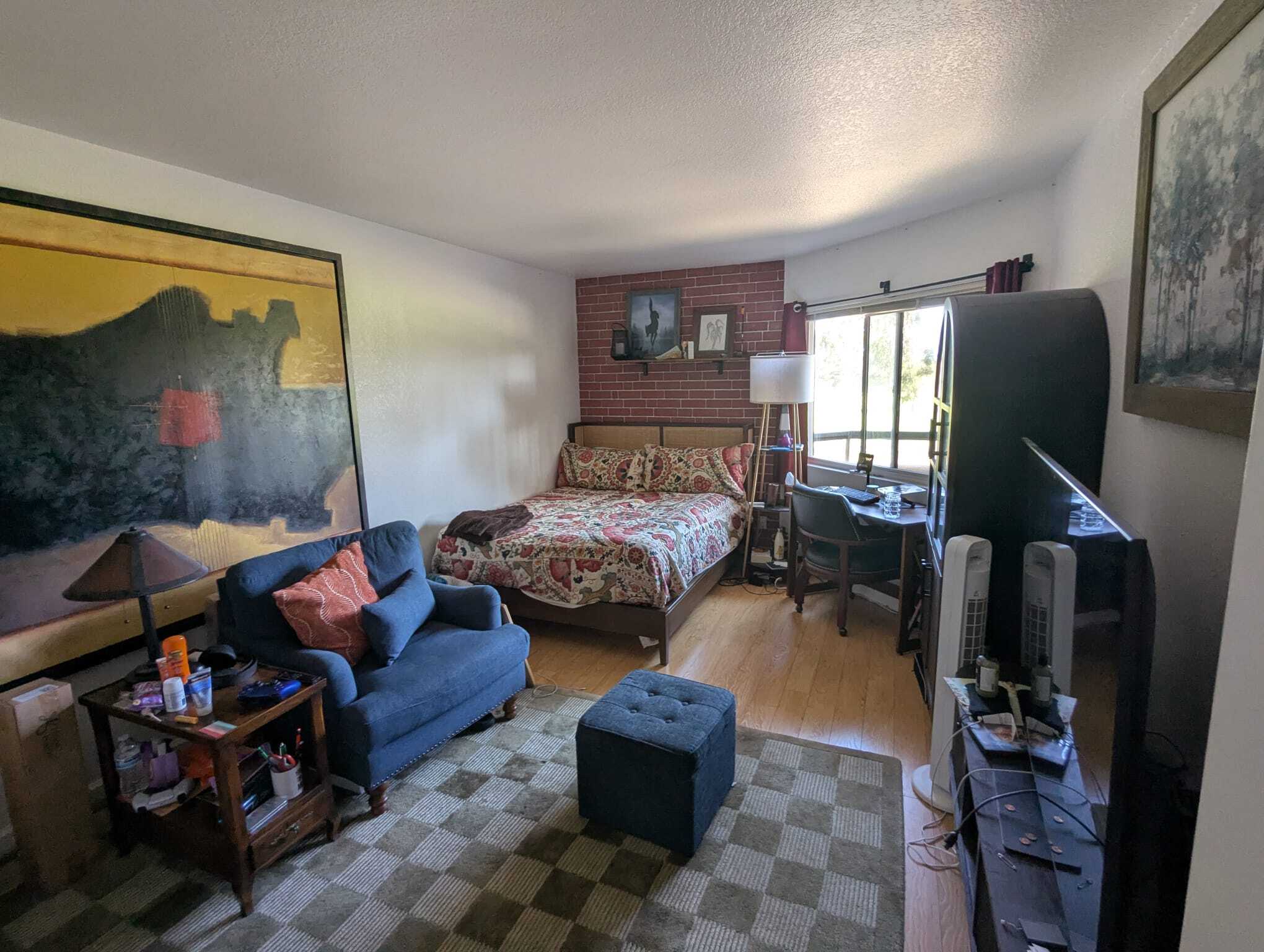 Bedroom for rent - 3340 McCaw Ave