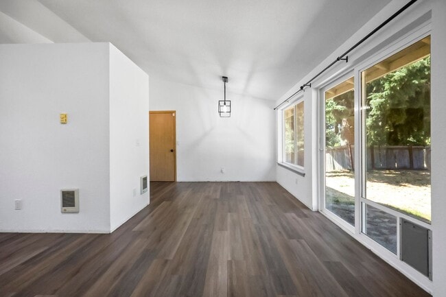 Building Photo - Move in ready - 3 bedrooms, 2 bath rambler...