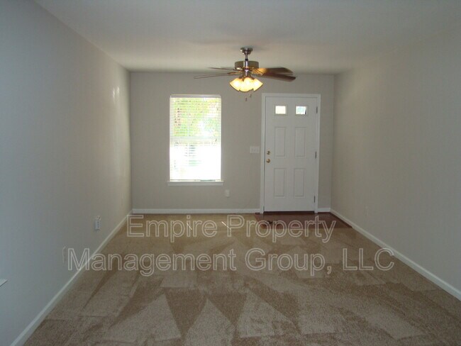 Building Photo - 384 Denman Loop