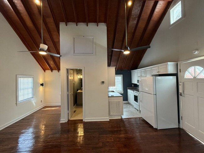 Building Photo - Renovated Move In Ready Apartment Just Min...