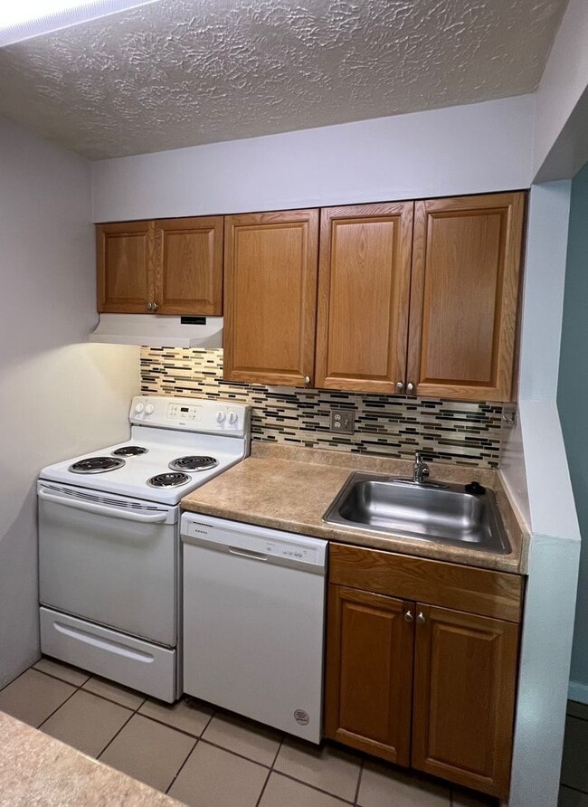 Building Photo - 1 Bedroom Apartment in Hampton Club – Move...