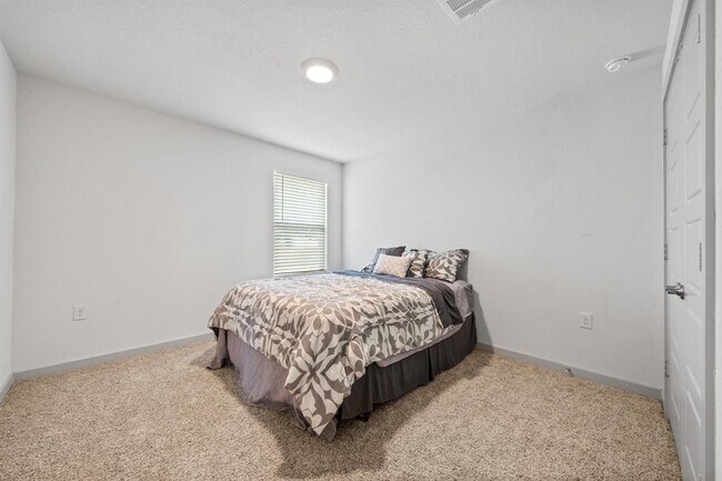 Building Photo - 14008 Zuhause Dr