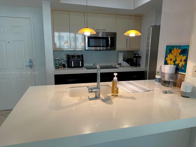 Building Photo - 2000 N Bayshore Dr