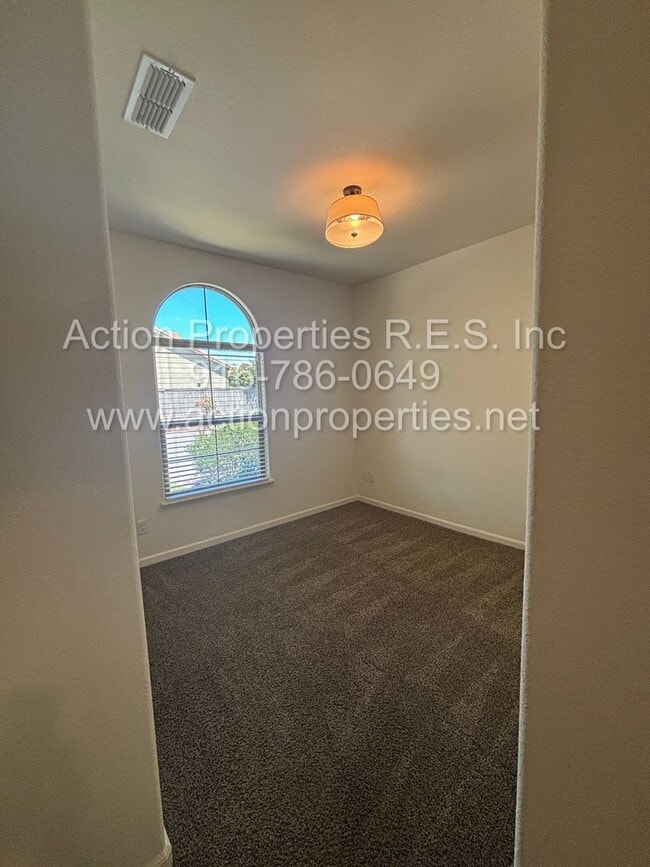 Building Photo - Solar - Whitney Ranch Newer Single Story, ...