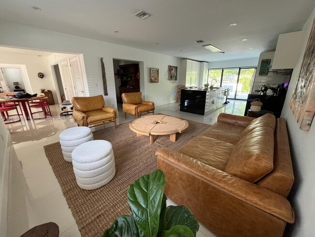 Primary Photo - 225 W Heather Dr