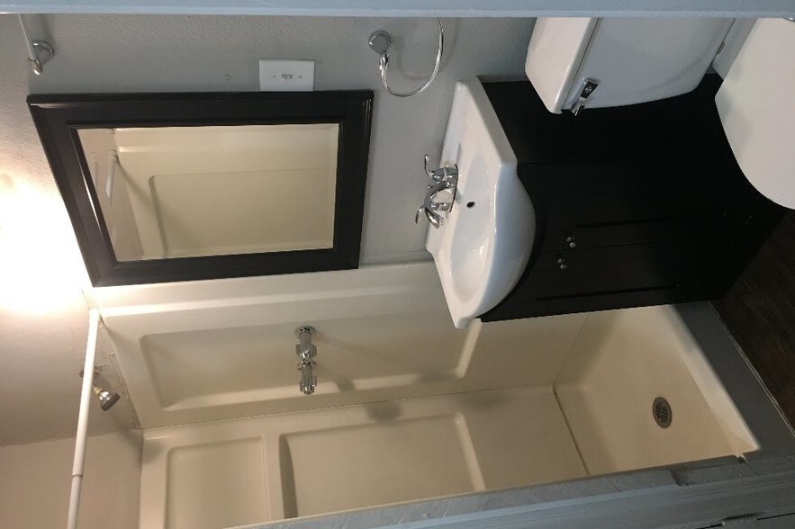 Small bathroom - 3113 Benelva Dr