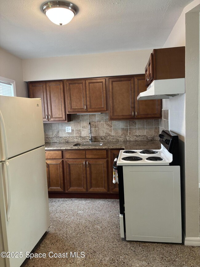 Building Photo - 1420 Avocado Ave