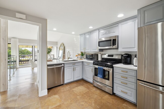 Building Photo - 25 Palos