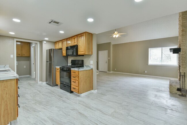 Building Photo - 1141 Royal Crest Dr