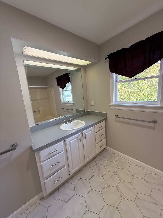 Building Photo - 1752 Farmington Ave