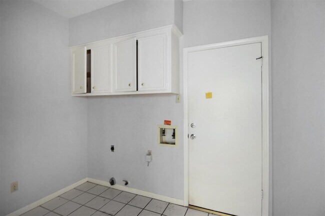 Building Photo - 3323 Village Falls Ct