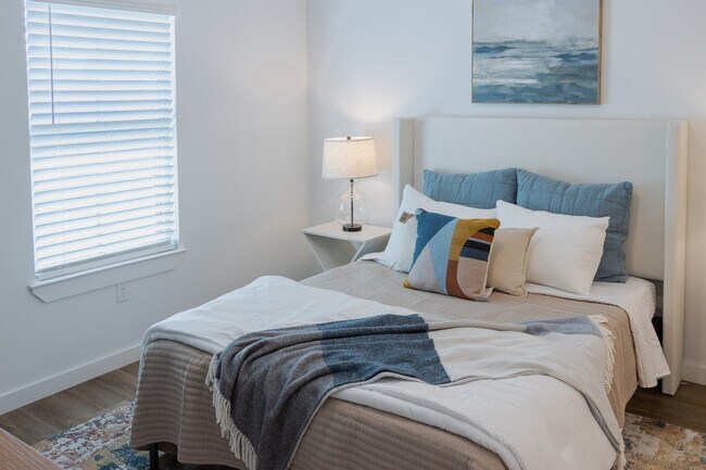 Lots of light and vaulted ceilings - 3723 116th St