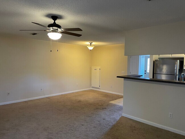 Building Photo - Foxchase Subdivision! END UNIT CLOSE TO COMMUNITY POOL