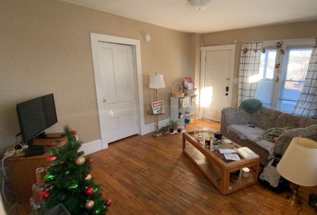 Building Photo - 616 1st Ave