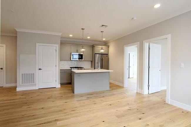 Building Photo - Room Available in Modern 2BR Condo – Jeffr...