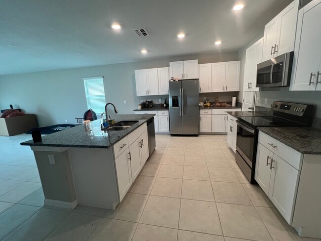 Building Photo - 352 Argyll Dr