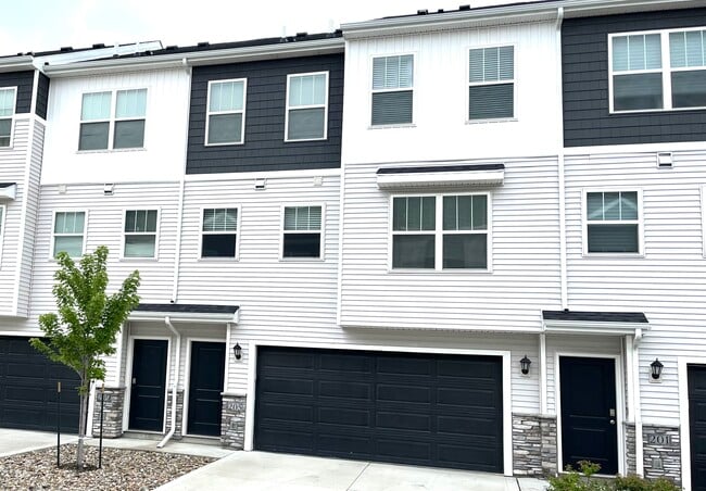 Building Photo - 205 NE 23rd Ln