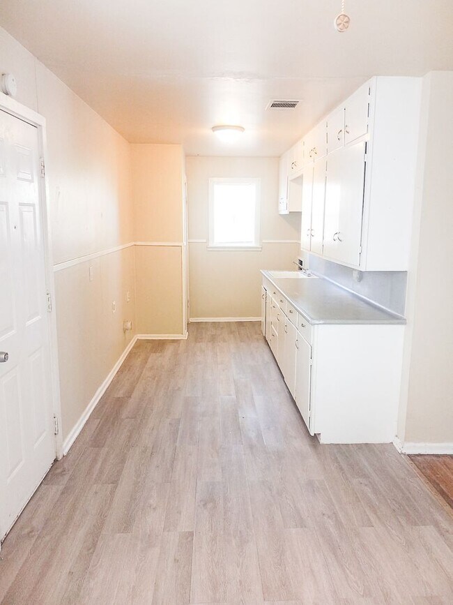 Building Photo - $0 First Month's Rent / $0 Deposit at Move-in