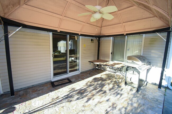 Building Photo - 717 W Perry Rd