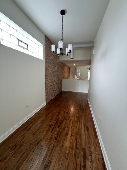 Building Photo - 119 S Paulina St