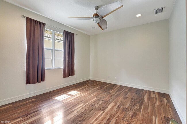 Building Photo - 4 br, 3.5 bath Townhome - 1125 NW 18th Ave