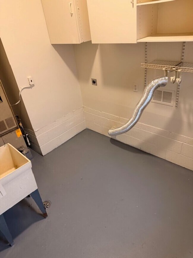 Building Photo - Freshly Transformed 3 Bed Home with Modern Upgrades!