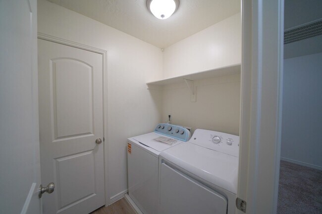 Building Photo - Remodeled 3 Bed / 2.5 Bath Townhome in Great Location