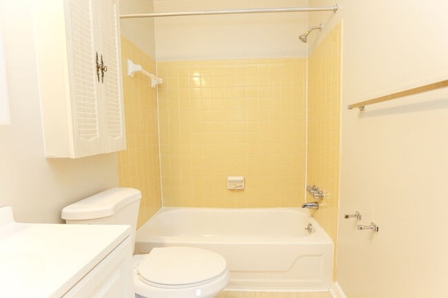 Building Photo - Spacious Townhome Updated Throughout!