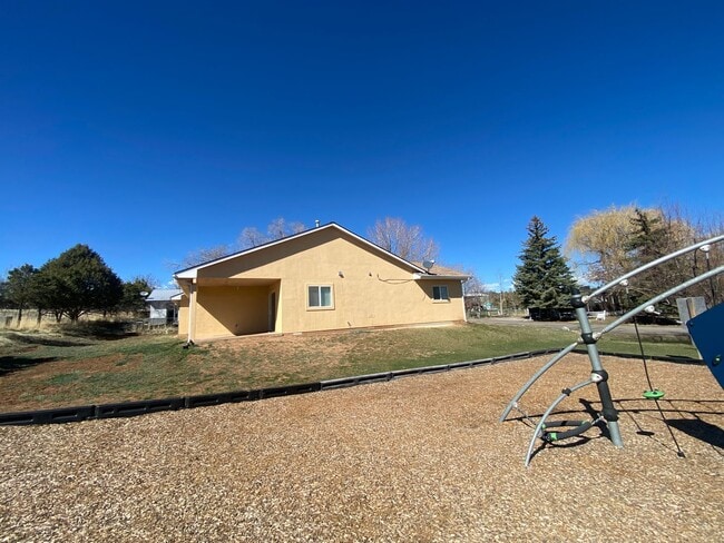 Building Photo - Three Bedroom Bayfield House Available for...