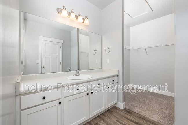 Building Photo - 654 N Emery Dr