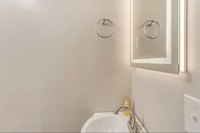 Building Photo - 208 E Columbus St