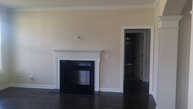 Building Photo - 5 bedroom 4 bath plus Bonus Room and Much More!!