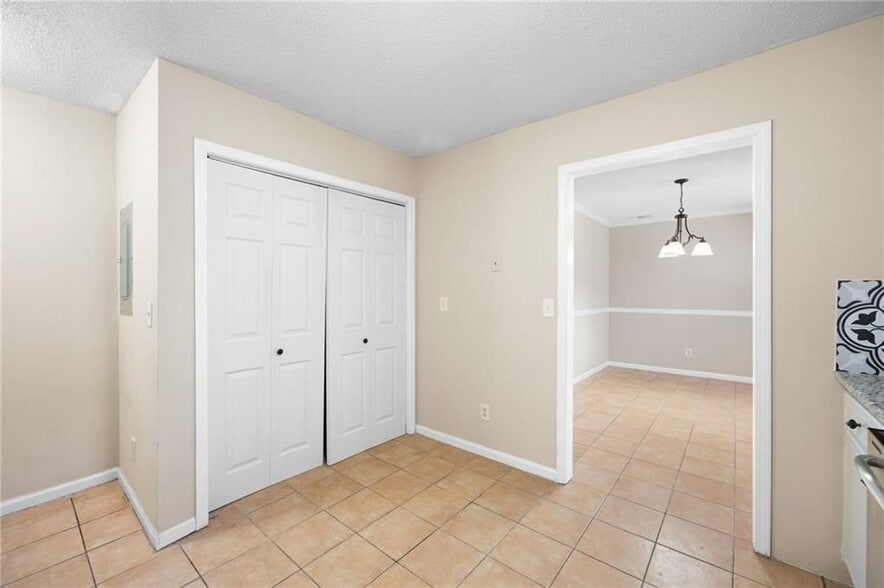 Building Photo - 2898 Lakemont Dr SW