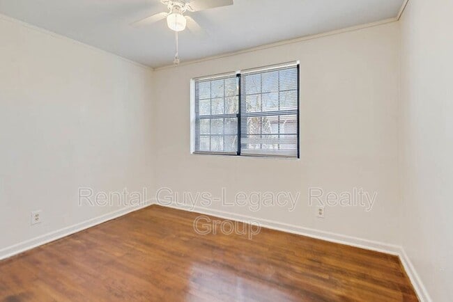 Building Photo - 5261 Quan Dr