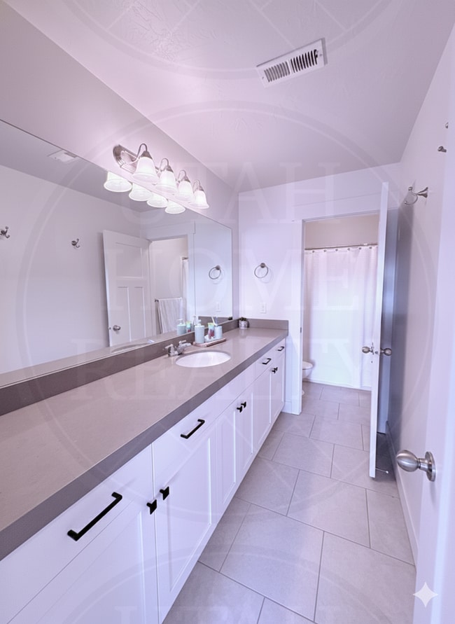 Building Photo - 441 E 260 N