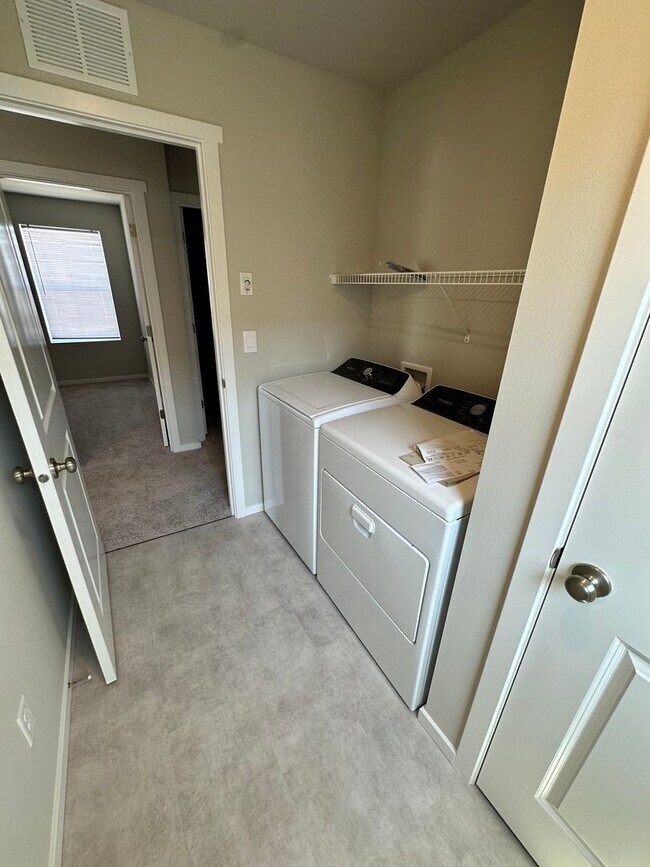Building Photo - Stunning 4-Bedroom Pet-Friendly Home for L...