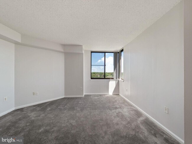 Building Photo - 10101 Grosvenor Pl